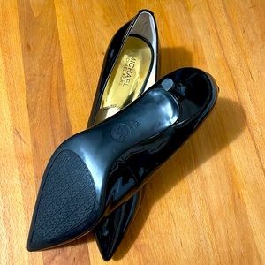 Michael Michael Kors Womens MK Flex Kitten Pump size 9.5 never worn.